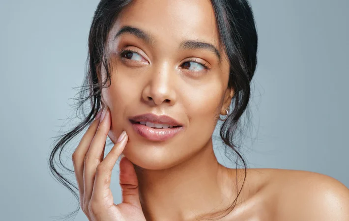 Four night skin cycling routine showing exfoliation, retinol, and two recovery nights with corresponding skincare products
